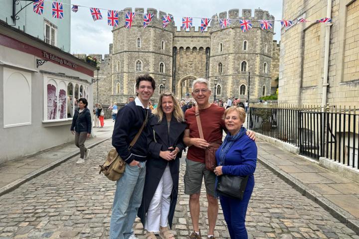 Zoran Lilić et al. standing in front of a building
